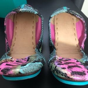 EUC size 8 Tieks electric snake like new